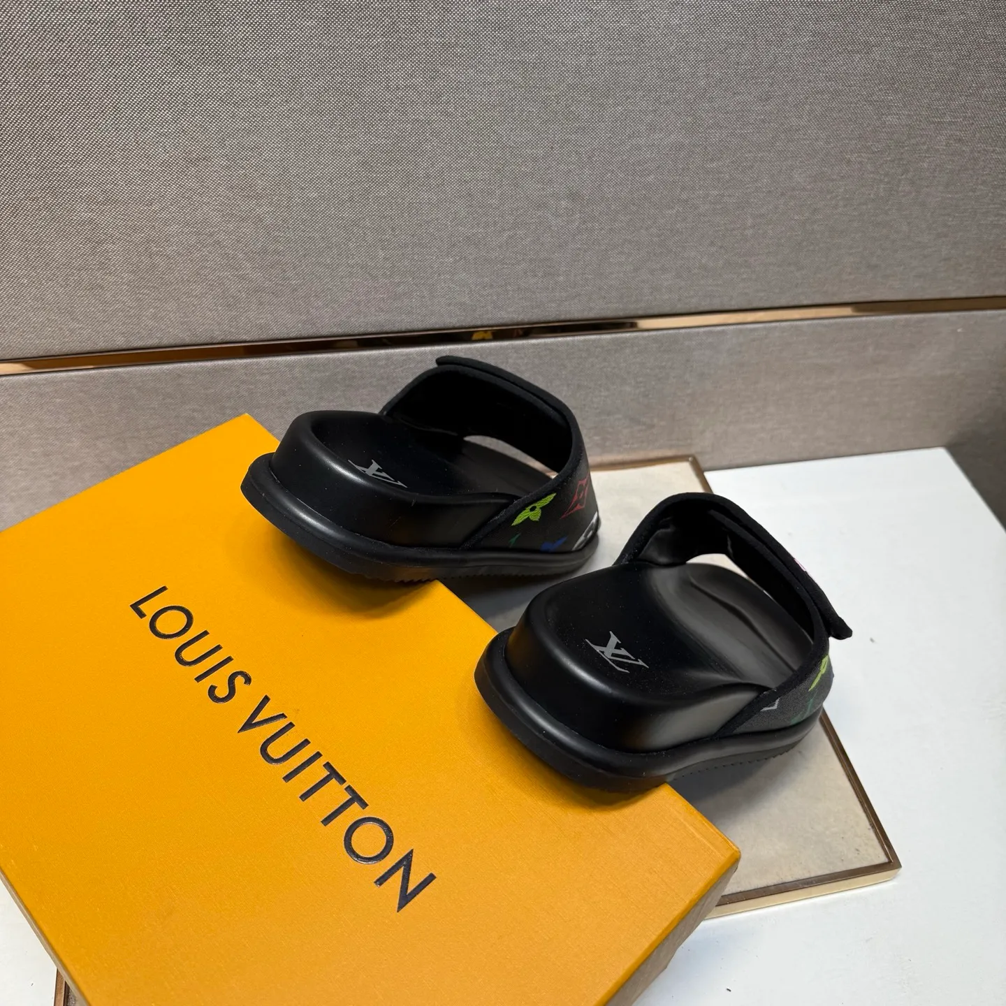 ⬛️Men's shoes 💰p320 [LV～] Men's casual slippers 2025z cabinet sales simultaneously 🔶Size: 38-44 #️⃣ 🔷2 colors🔜The upper is made of multi-material splicing➕Genuine leather lining, comfortable and breathable, sole: original comfortable and wear-resistant outsole, ⚠️Real shot📱Photographed🎬The real thing is better📢📢📢